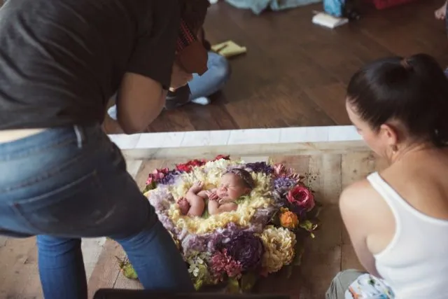 Dibalik Foto Lucu Bayi Baru Lahir, Ada 8 Hal yang Harus Dipahami. Jangan Praktik Sendiri di Rumah! 9