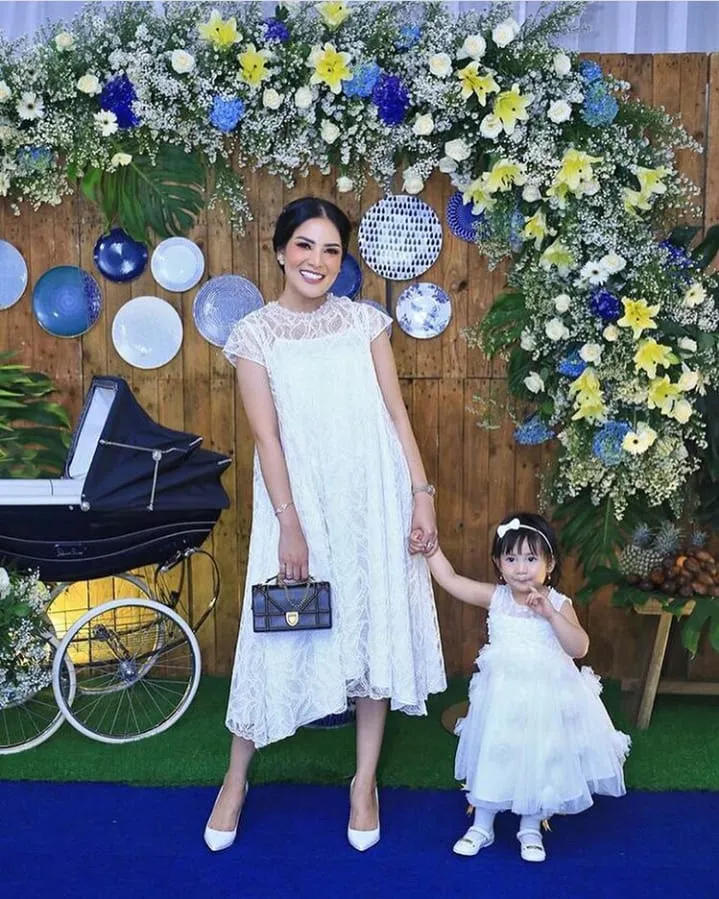 12+ Inspirasi Baju Couple Mama dan Anak yang Nggak Harus Sama Persis. Tetap Cantik, Manis nan Modis 15