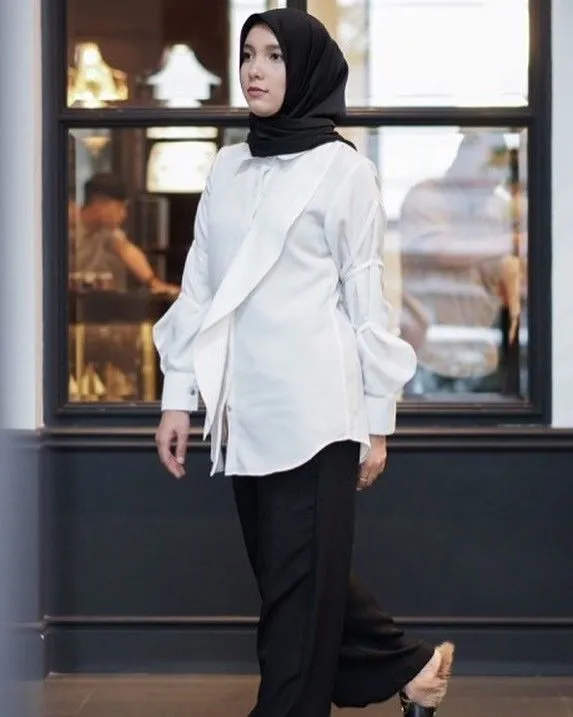 15 Ide Padu Padan Putih Hitam Buat yang Baru Masuk Kerja atau Magang. Siap Tampil Pro dan Mengesankan? 25