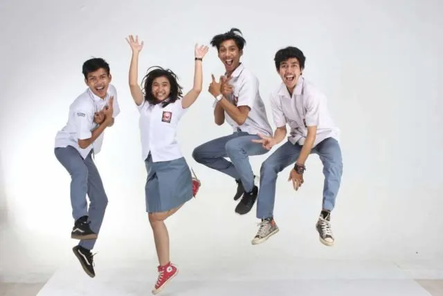 Kamu Perlu Berterima Kasih Atas 7 Hal Ini ke Sahabat Cowokmu, Meski Ia Tak Pernah Memujimu Cantik 11