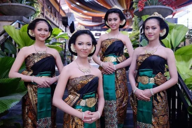 13+ Inspirasi Dodotan Jawa untuk Pagar Ayu. Tenang, Bisa Pakai Selendang buat yang Malu-malu 24