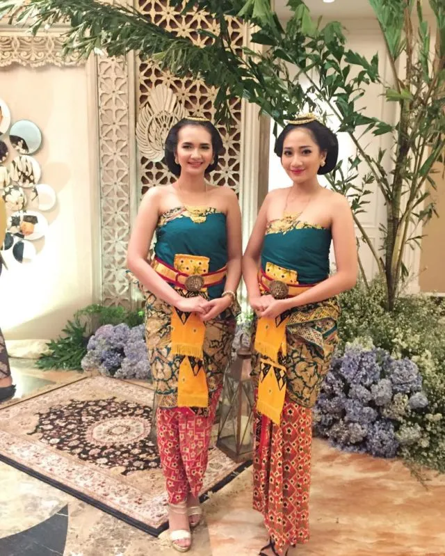 13+ Inspirasi Dodotan Jawa untuk Pagar Ayu. Tenang, Bisa Pakai Selendang buat yang Malu-malu 15