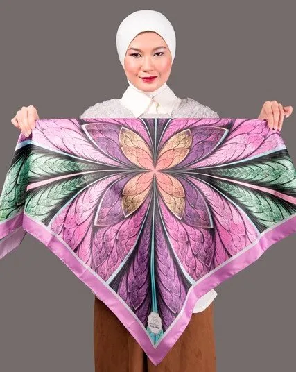 4 Trik Bikin Jilbab Jadi Tegak dan Tahan Badai. Kena Helm Nggak Letoi! 6 trik jilbab tegak