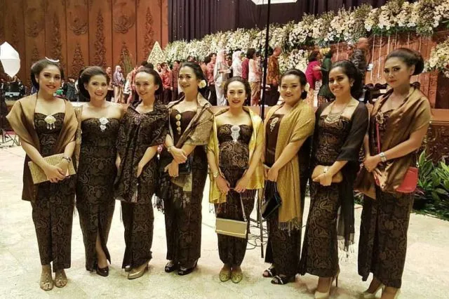 13+ Inspirasi Dodotan Jawa untuk Pagar Ayu. Tenang, Bisa Pakai Selendang buat yang Malu-malu 25