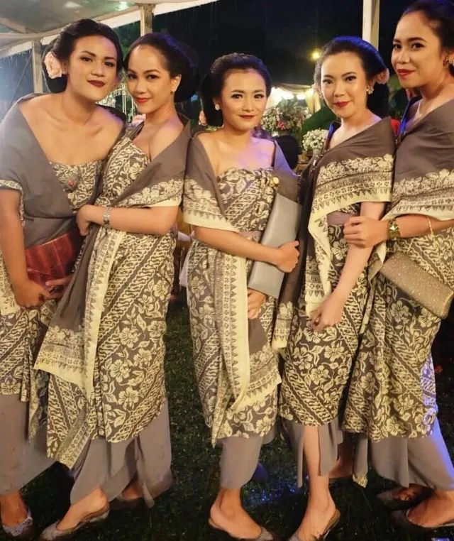 13+ Inspirasi Dodotan Jawa untuk Pagar Ayu. Tenang, Bisa Pakai Selendang buat yang Malu-malu 26