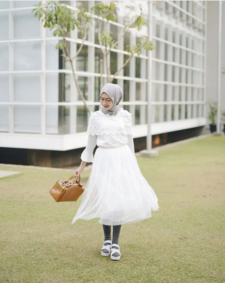Sontek 12+ Cute Fashion Style Ala Selebgram dan Beauty Vlogger Sari Endah Pratiwi @saritiw Ini Yuk! 21