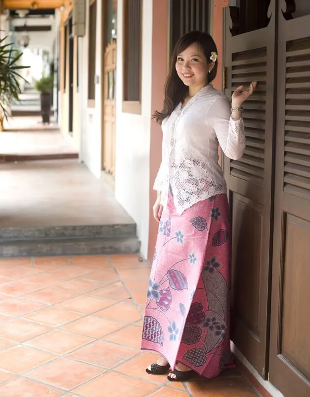 14 Setelan Kebaya Putih Modern untuk Kondangan atau Wisudaan. Nggak Terlihat Kaku Kok! 16