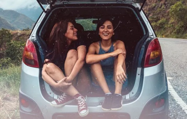 7 Keseruan yang Bakal Dirasakan, Kalau Punya Saudara Perempuan yang Usianya Deketan 11
