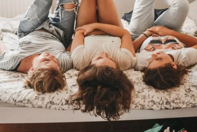7 Keseruan yang Bakal Dirasakan, Kalau Punya Saudara Perempuan yang Usianya Deketan 9