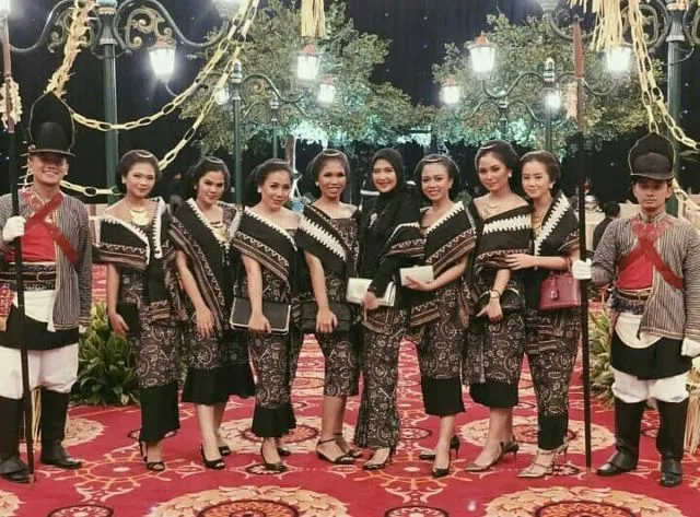 13+ Inspirasi Dodotan Jawa untuk Pagar Ayu. Tenang, Bisa Pakai Selendang buat yang Malu-malu 23