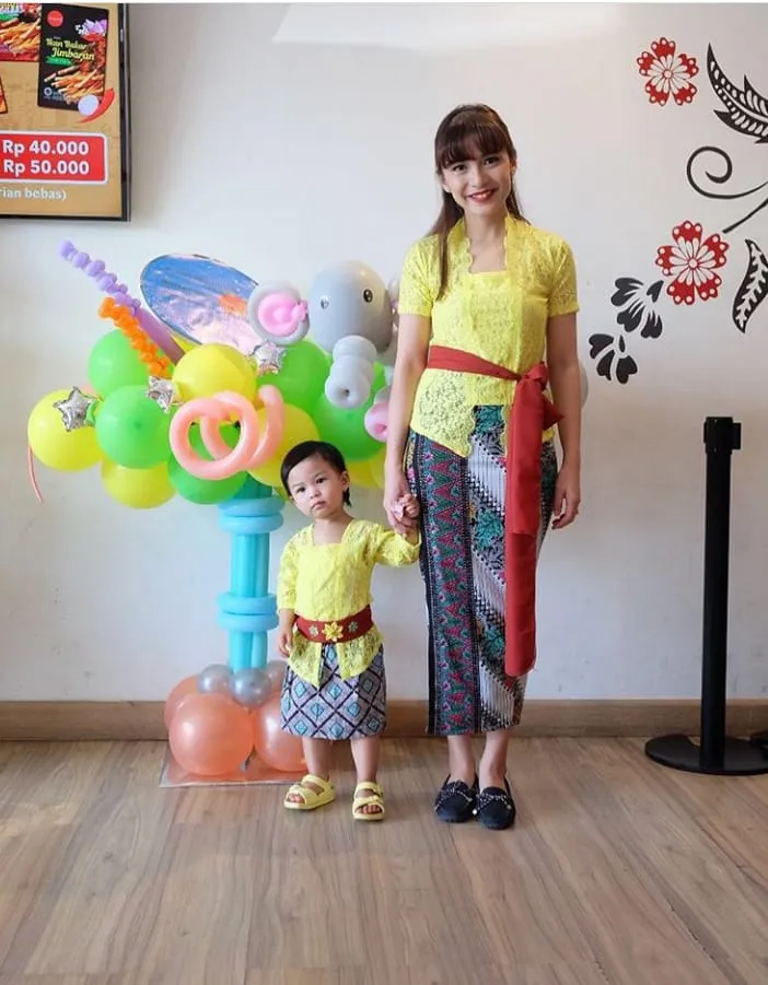 12+ Inspirasi Baju Couple Mama dan Anak yang Nggak Harus Sama Persis. Tetap Cantik, Manis nan Modis 19