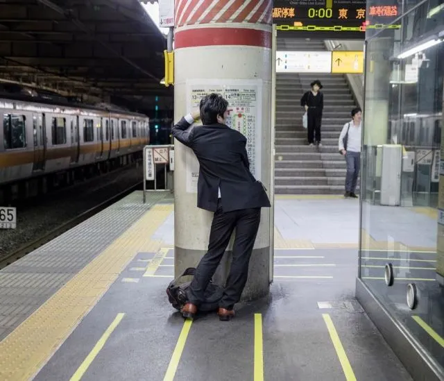 Kebiasaan 'Inemuri' Jadi Solusi Tidur di Tengah Jepang yang Gila Kerja. Tidur Sembarangan Dimaklumi 14