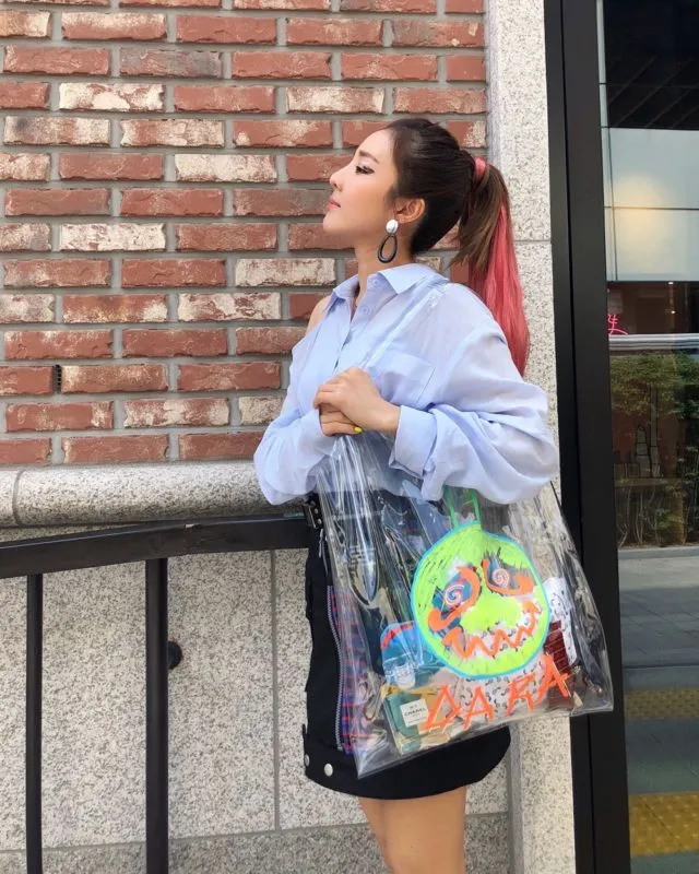 10 Model Tas Transparan yang Bisa Jadi Inspirasi. Tetap Gaya Dipadukan dengan Segala Jenis Mode Terkini 14