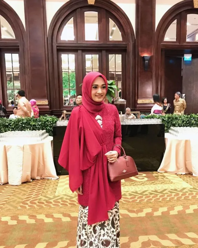 15+ Kebaya Hijab dengan Jahitan Unik di Pundak dan Dada. Psst, Dijamin Beda! 20
