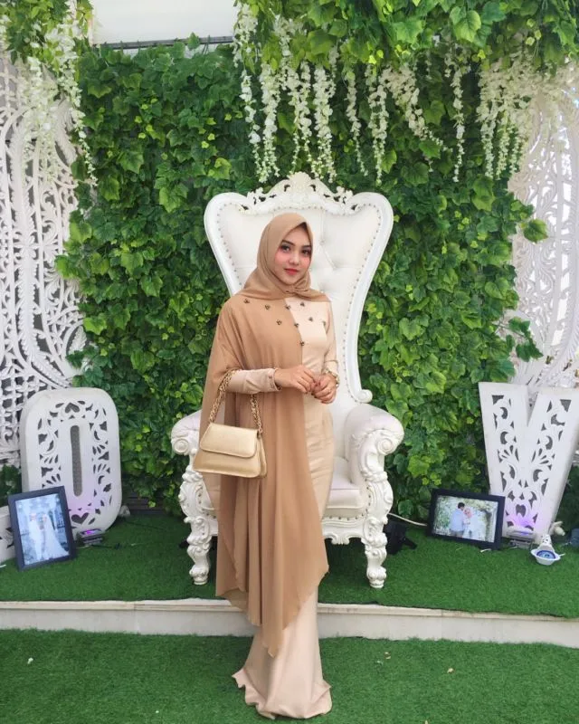 15+ Kebaya Hijab dengan Jahitan Unik di Pundak dan Dada. Psst, Dijamin Beda! 23
