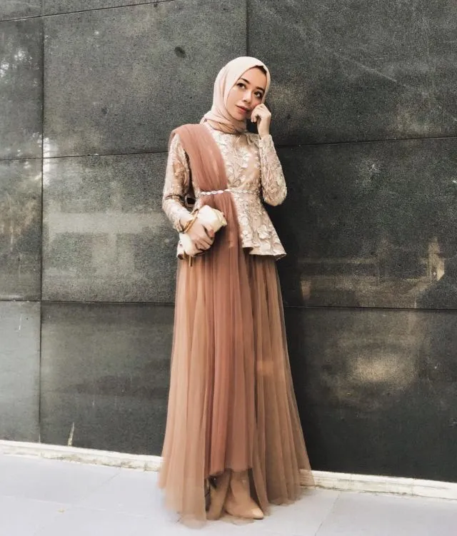 15+ Kebaya Hijab dengan Jahitan Unik di Pundak dan Dada. Psst, Dijamin Beda! 27