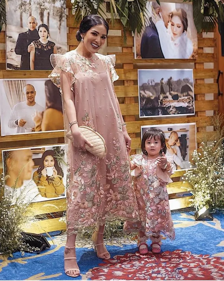 12+ Inspirasi Baju Couple Mama dan Anak yang Nggak Harus Sama Persis. Tetap Cantik, Manis nan Modis 14