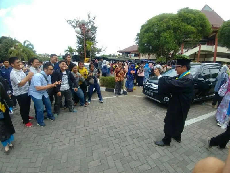 10 Momen Kocak Saat Wisuda. Sekali Seumur Hidup, Kelucuannya Pasti Bisa Jadi Cerita yang Sulit Dilupa 7