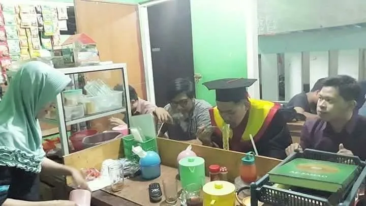 10 Momen Kocak Saat Wisuda. Sekali Seumur Hidup, Kelucuannya Pasti Bisa Jadi Cerita yang Sulit Dilupa 8