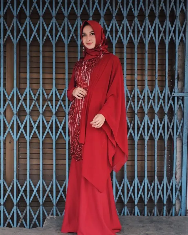 15+ Kebaya Hijab dengan Jahitan Unik di Pundak dan Dada. Psst, Dijamin Beda! 28