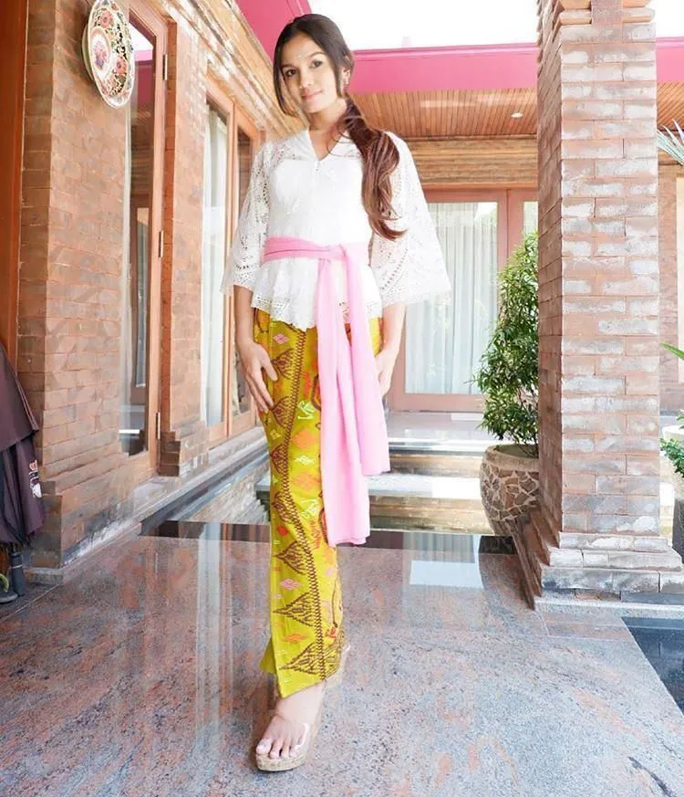 14 Setelan Kebaya Putih Modern untuk Kondangan atau Wisudaan. Nggak Terlihat Kaku Kok! 20