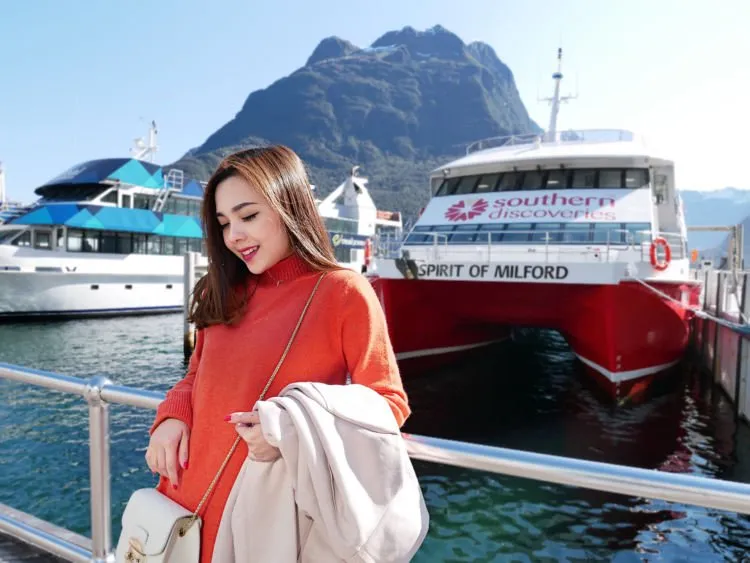 Foto Candid Pramugari Air Asia Viral di Media Sosial. Kira-kira Apa Penyebabnya? 4