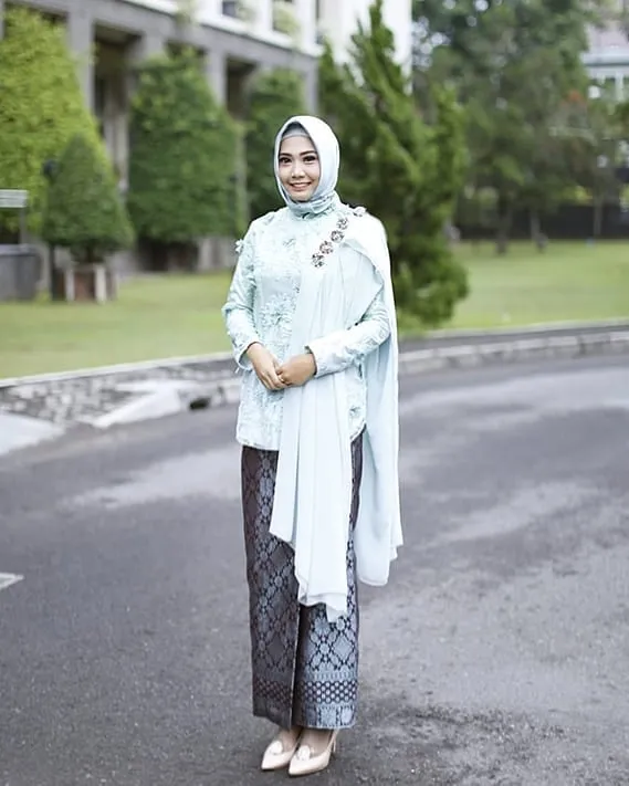 15+ Kebaya Hijab dengan Jahitan Unik di Pundak dan Dada. Psst, Dijamin Beda! 18