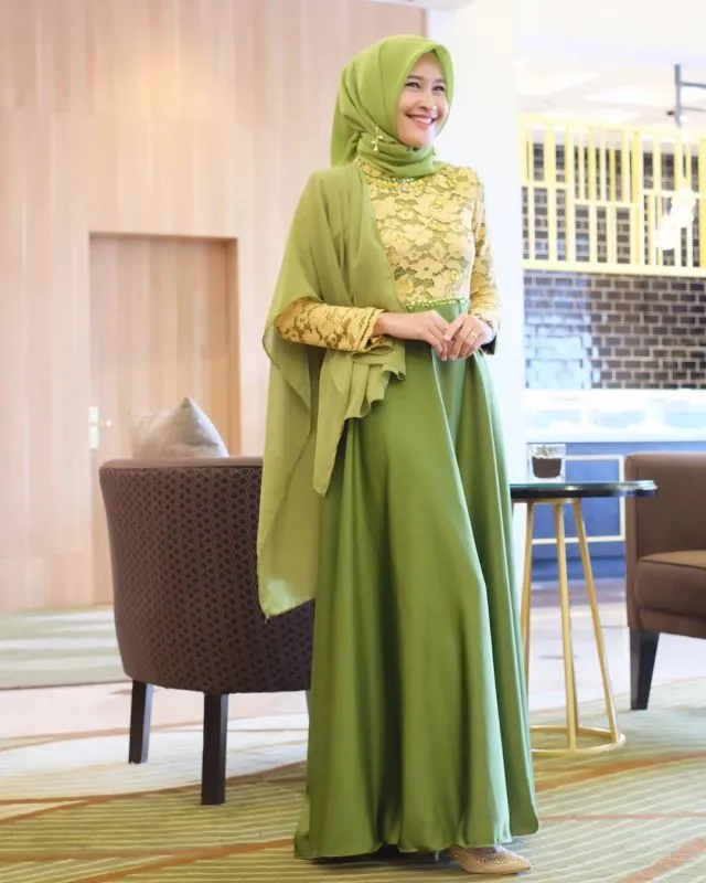 15+ Kebaya Hijab dengan Jahitan Unik di Pundak dan Dada. Psst, Dijamin Beda! 30