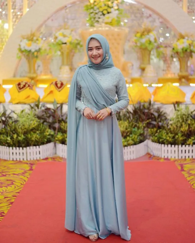 15+ Kebaya Hijab dengan Jahitan Unik di Pundak dan Dada. Psst, Dijamin Beda! 26