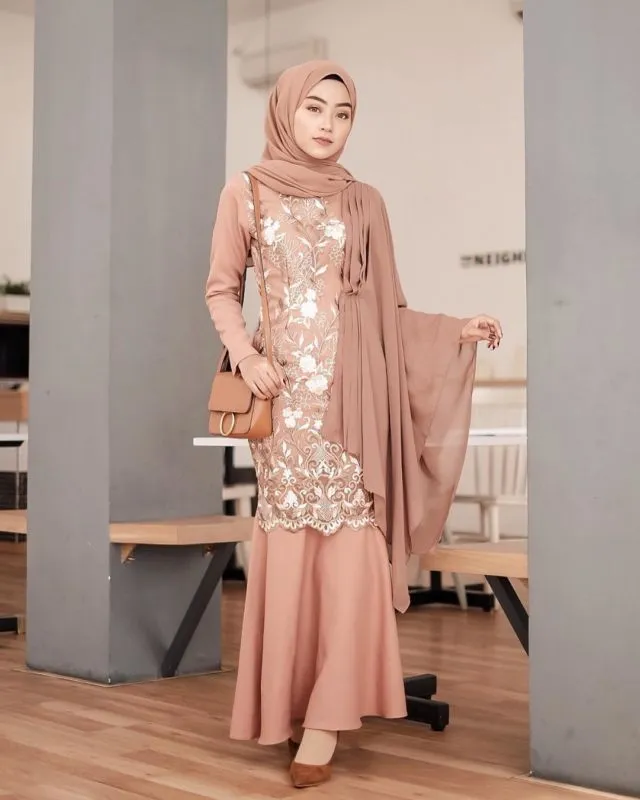 15+ Kebaya Hijab dengan Jahitan Unik di Pundak dan Dada. Psst, Dijamin Beda! 29