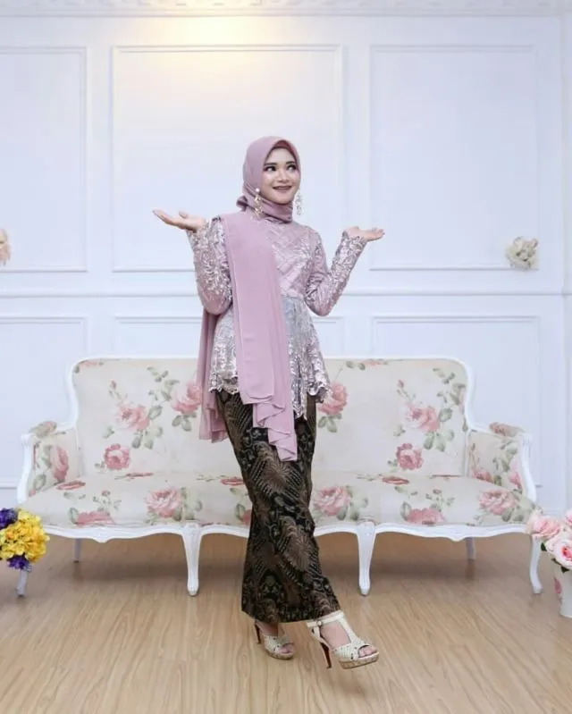 15+ Kebaya Hijab dengan Jahitan Unik di Pundak dan Dada. Psst, Dijamin Beda! 31