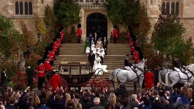 Detail Pernikahan Putri Eugenie dari Inggris dengan Gaun Pengantinnya yang Mengekspos Bekas Luka 24