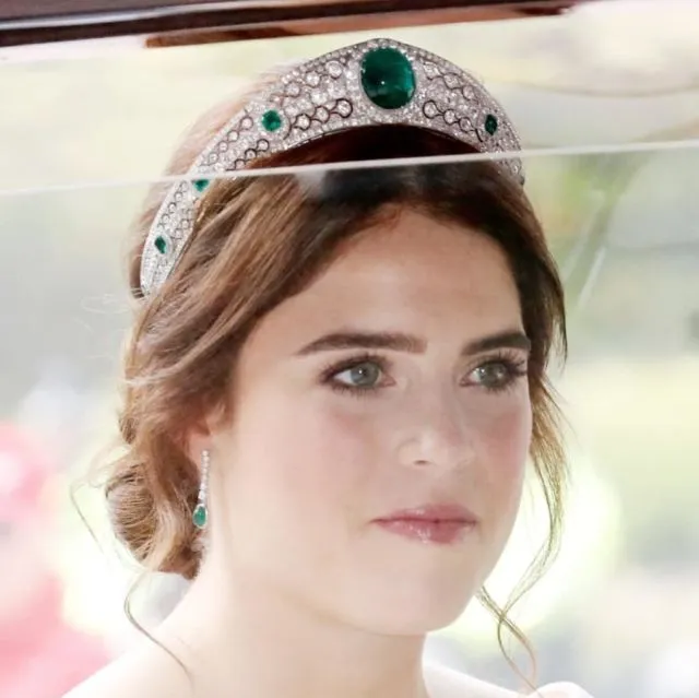 Detail Pernikahan Putri Eugenie dari Inggris dengan Gaun Pengantinnya yang Mengekspos Bekas Luka 20