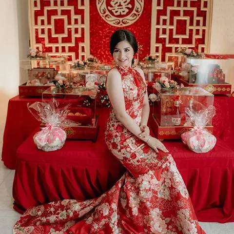 12+ Inspirasi Busana Merah Menawan untuk Acara Sangjit yang Berkesan. Siap-siap Nih Jadi Idola di Momen Istimewa 27