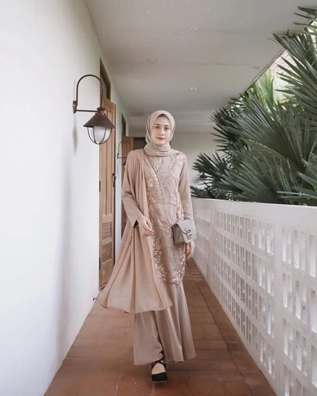 15+ Kebaya Hijab dengan Jahitan Unik di Pundak dan Dada. Psst, Dijamin Beda! 19