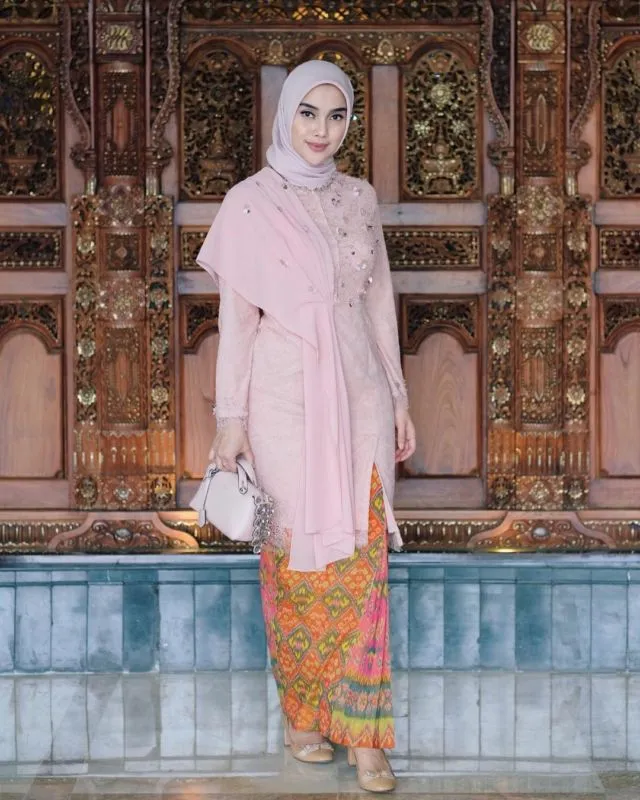 15+ Kebaya Hijab dengan Jahitan Unik di Pundak dan Dada. Psst, Dijamin Beda! 17