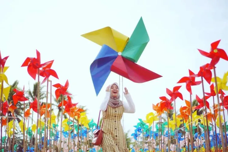 Berfoto dengan Kitiran Warna-Warni di Taman Dewari. Destinasi yang Hits dan Instagramable di Magelang! 9