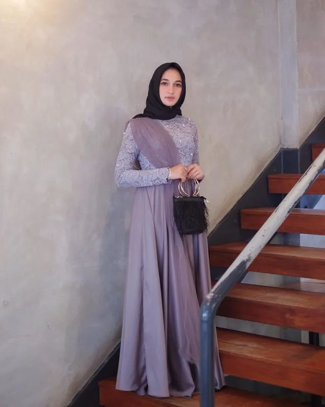 15+ Kebaya Hijab dengan Jahitan Unik di Pundak dan Dada. Psst, Dijamin Beda! 22