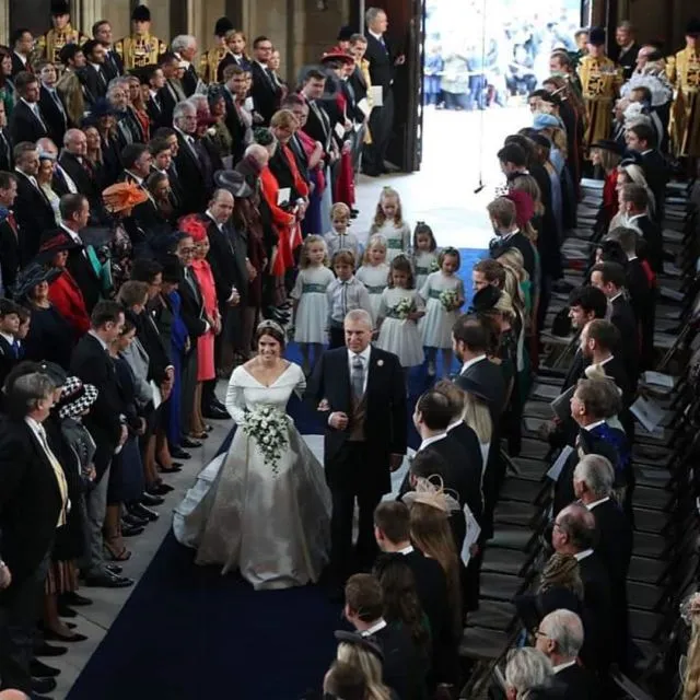 Detail Pernikahan Putri Eugenie dari Inggris dengan Gaun Pengantinnya yang Mengekspos Bekas Luka 21