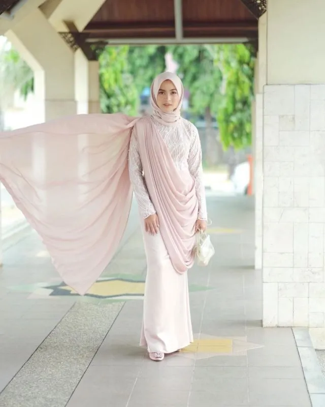 15+ Kebaya Hijab dengan Jahitan Unik di Pundak dan Dada. Psst, Dijamin Beda! 25