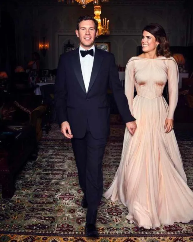 Detail Pernikahan Putri Eugenie dari Inggris dengan Gaun Pengantinnya yang Mengekspos Bekas Luka 25