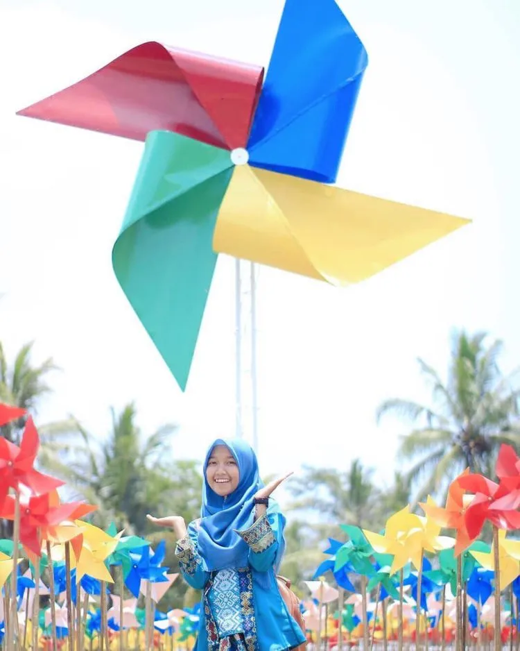 Berfoto dengan Kitiran Warna-Warni di Taman Dewari. Destinasi yang Hits dan Instagramable di Magelang! 13
