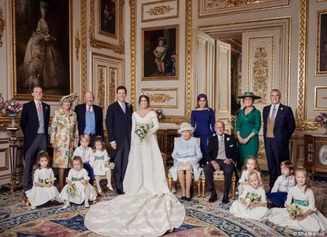 Detail Pernikahan Putri Eugenie dari Inggris dengan Gaun Pengantinnya yang Mengekspos Bekas Luka 30