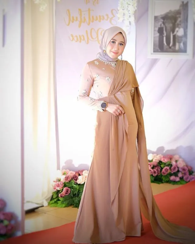 15+ Kebaya Hijab dengan Jahitan Unik di Pundak dan Dada. Psst, Dijamin Beda! 32