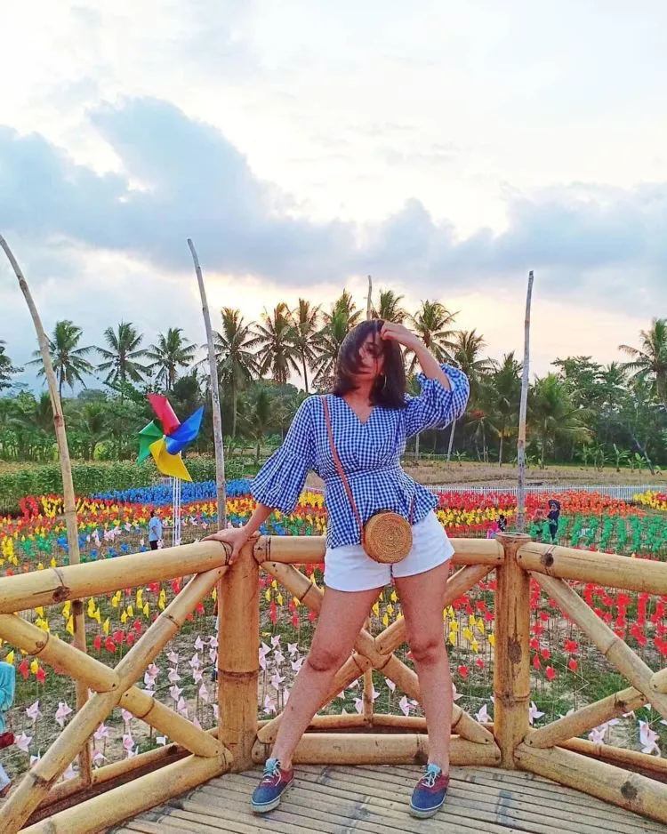 Berfoto dengan Kitiran Warna-Warni di Taman Dewari. Destinasi yang Hits dan Instagramable di Magelang! 12