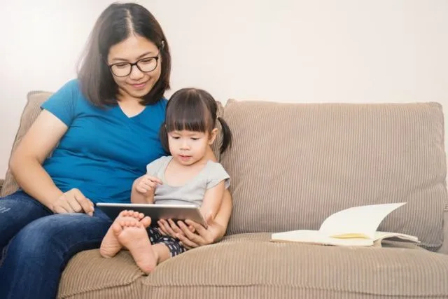 11+ Potret Orangtua Modern yang Bawa Anak ke Tempat Kerja. Ini Alasan Kenapa Tren Ini Perlu Dukungan 19