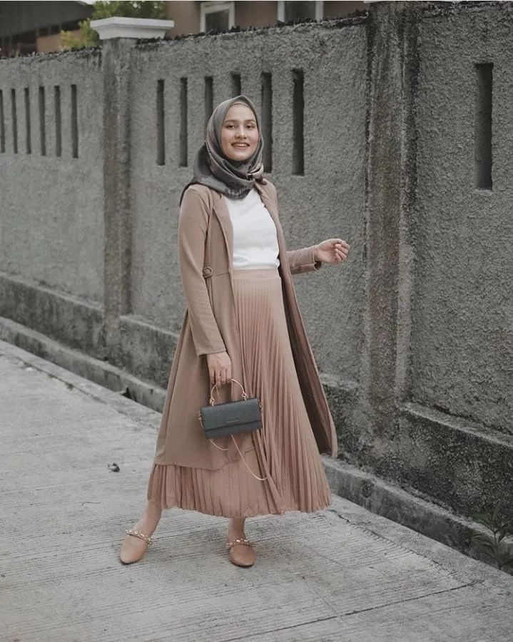 15 Ide Busana Kerja yang Longgar, Nyaman dan Tetap Stylish untuk Ibu Hamil ke Kantor 26