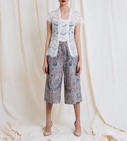 14 Setelan Kebaya Putih Modern untuk Kondangan atau Wisudaan. Nggak Terlihat Kaku Kok! 26