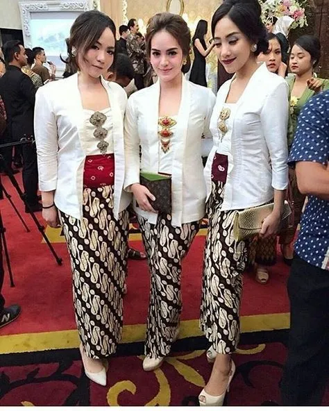 14 Setelan Kebaya Putih Modern untuk Kondangan atau Wisudaan. Nggak Terlihat Kaku Kok! 25