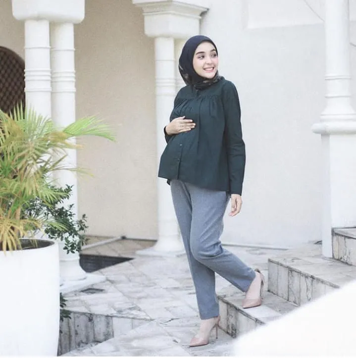 15 Ide Busana Kerja yang Longgar, Nyaman dan Tetap Stylish untuk Ibu Hamil ke Kantor 24